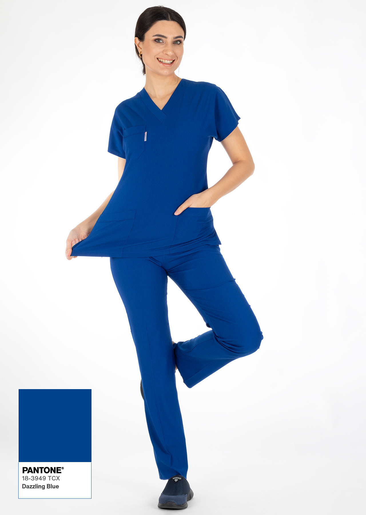 Saks Mavi Likralı Kalın Scrubs Doktor Hemşire Forması Takımı Boy Pozu