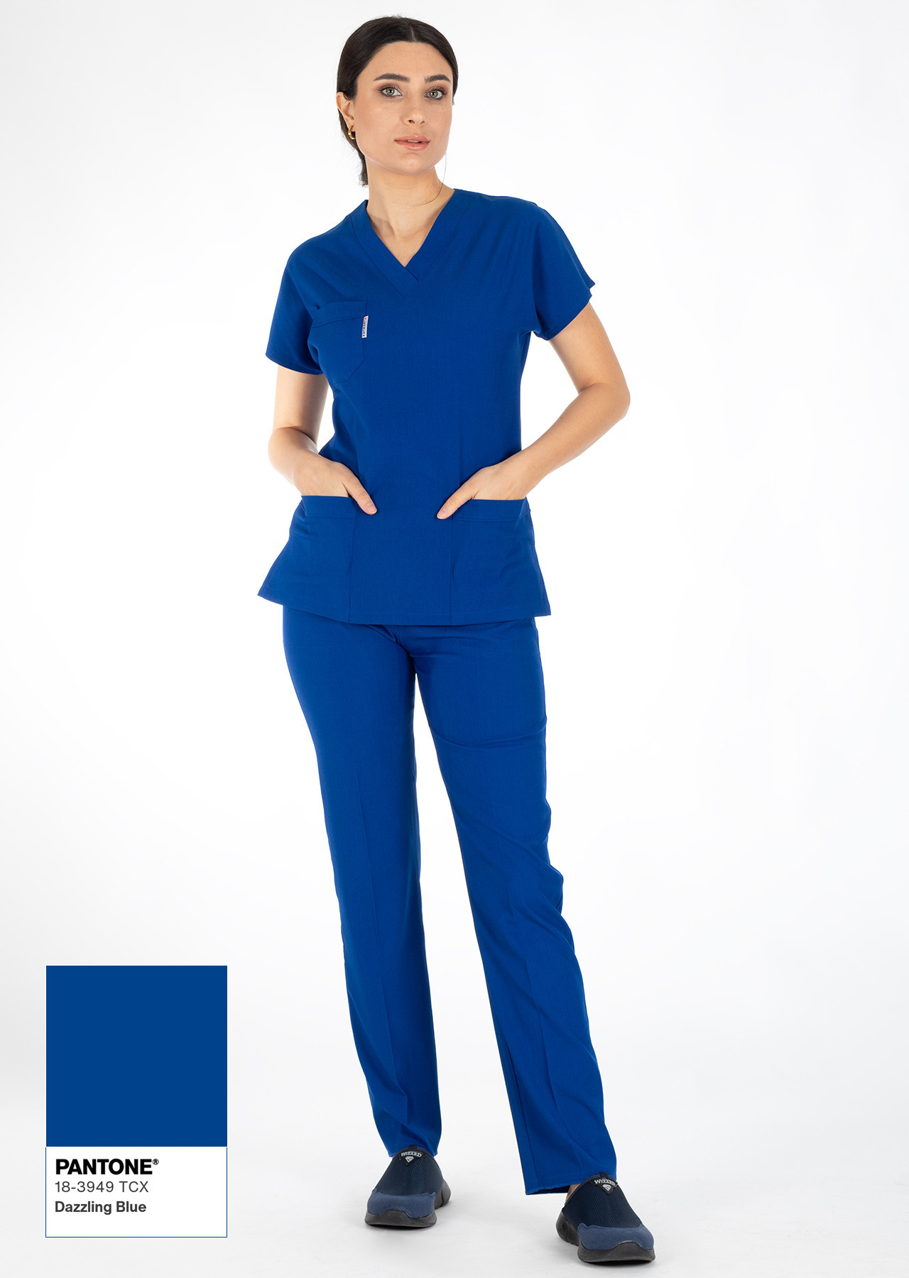 Saks Mavi Likralı İnce Scrubs Flex Doktor Hemşire Forması Takımı Boydan Çekim