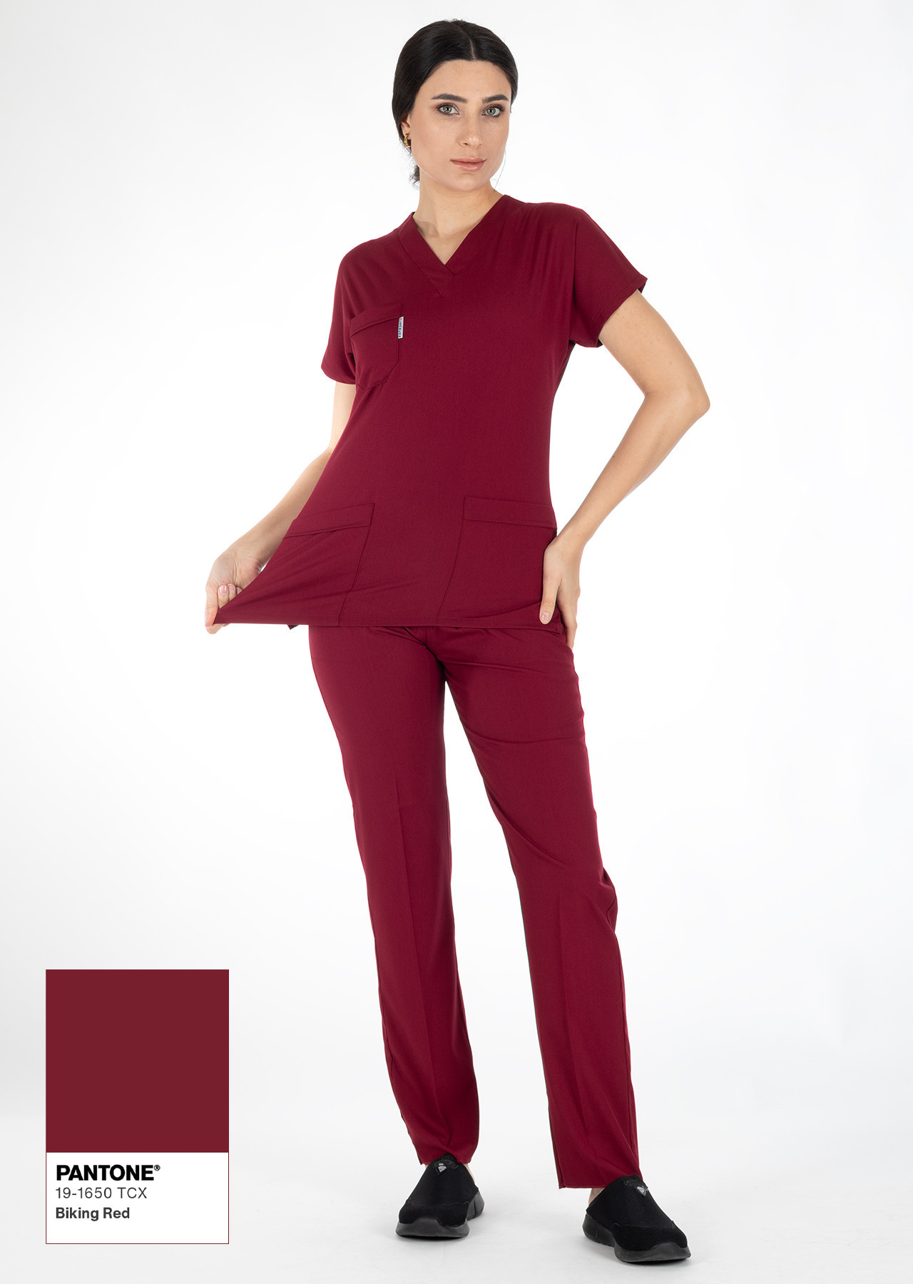 Bordo Likralı İnce Scrubs Flex Doktor Hemşire Forması Takımı Boydan Poz