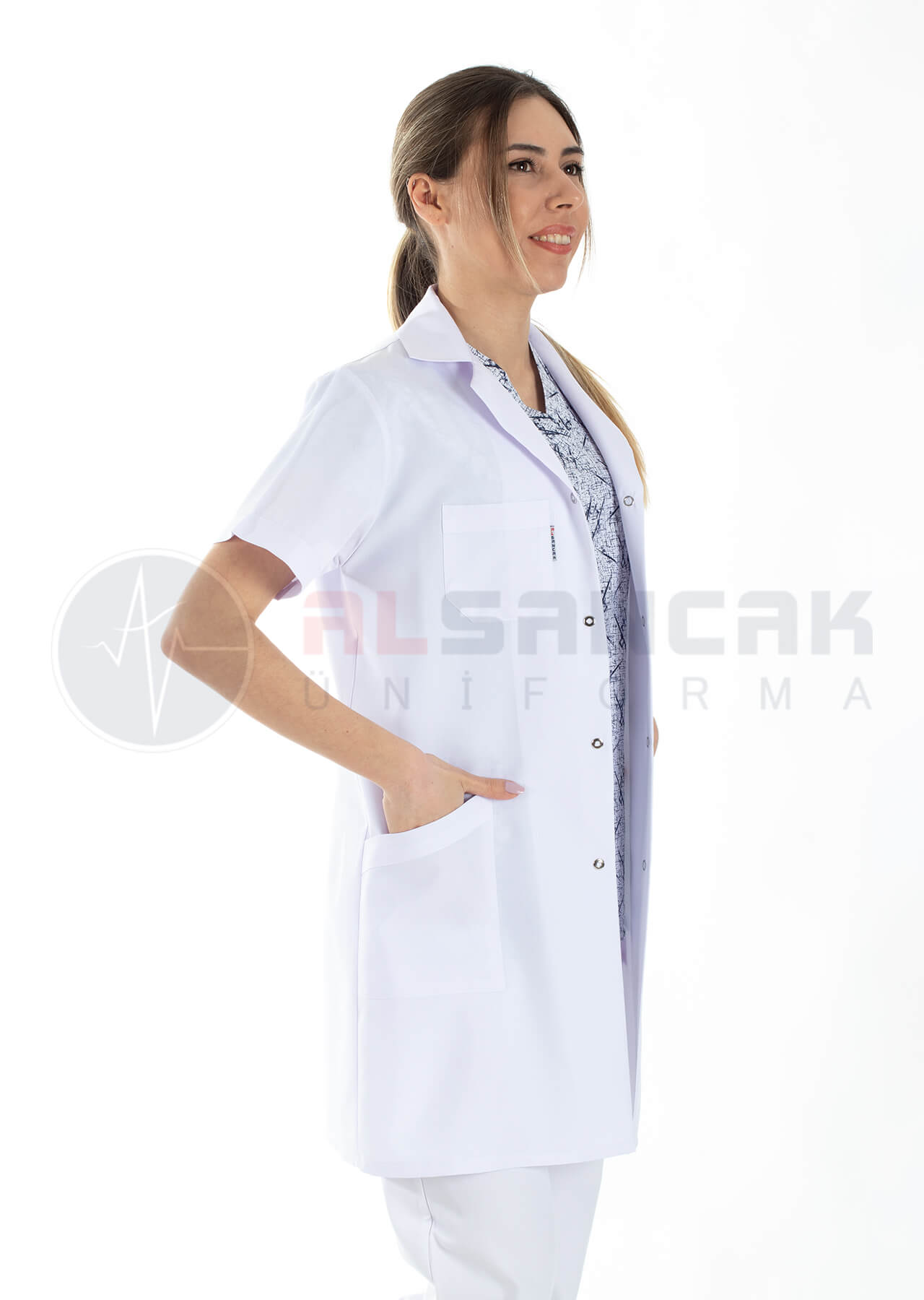Kadın Spor Yaka Kısa Kol Beyaz Doktor Önlüğü Kadın Spor Yaka Kısa Kol Beyaz Doktor Önlüğü