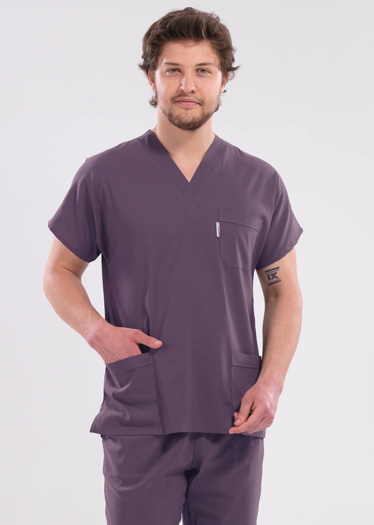 Erkek Mürdüm Likralı İnce Scrubs Doktor Forması Takımı Erkek Mürdüm Likralı İnce Scrubs Doktor Forması Takımı