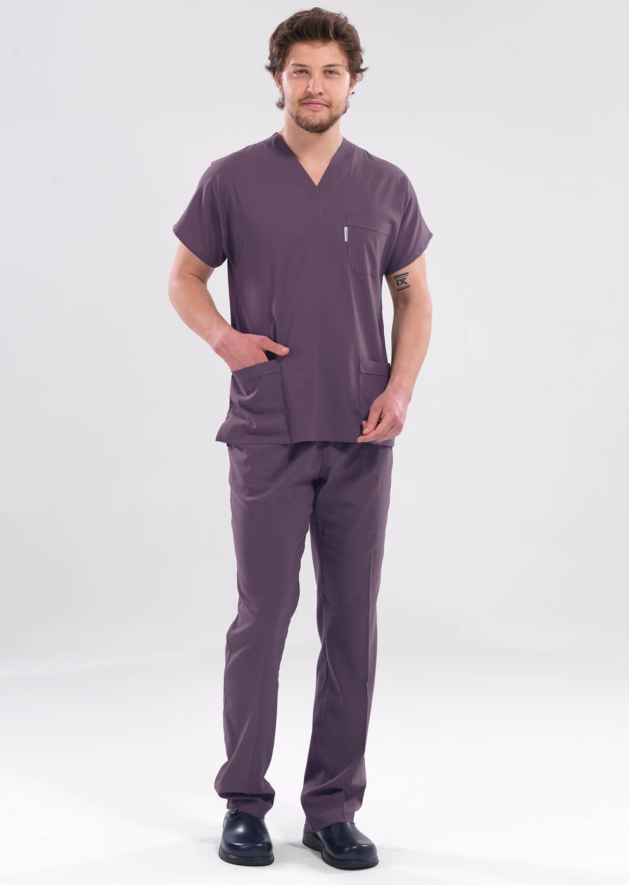 Erkek Mürdüm Likralı İnce Scrubs Doktor Forması Takımı Erkek Mürdüm Likralı İnce Scrubs Doktor Forması Takımı