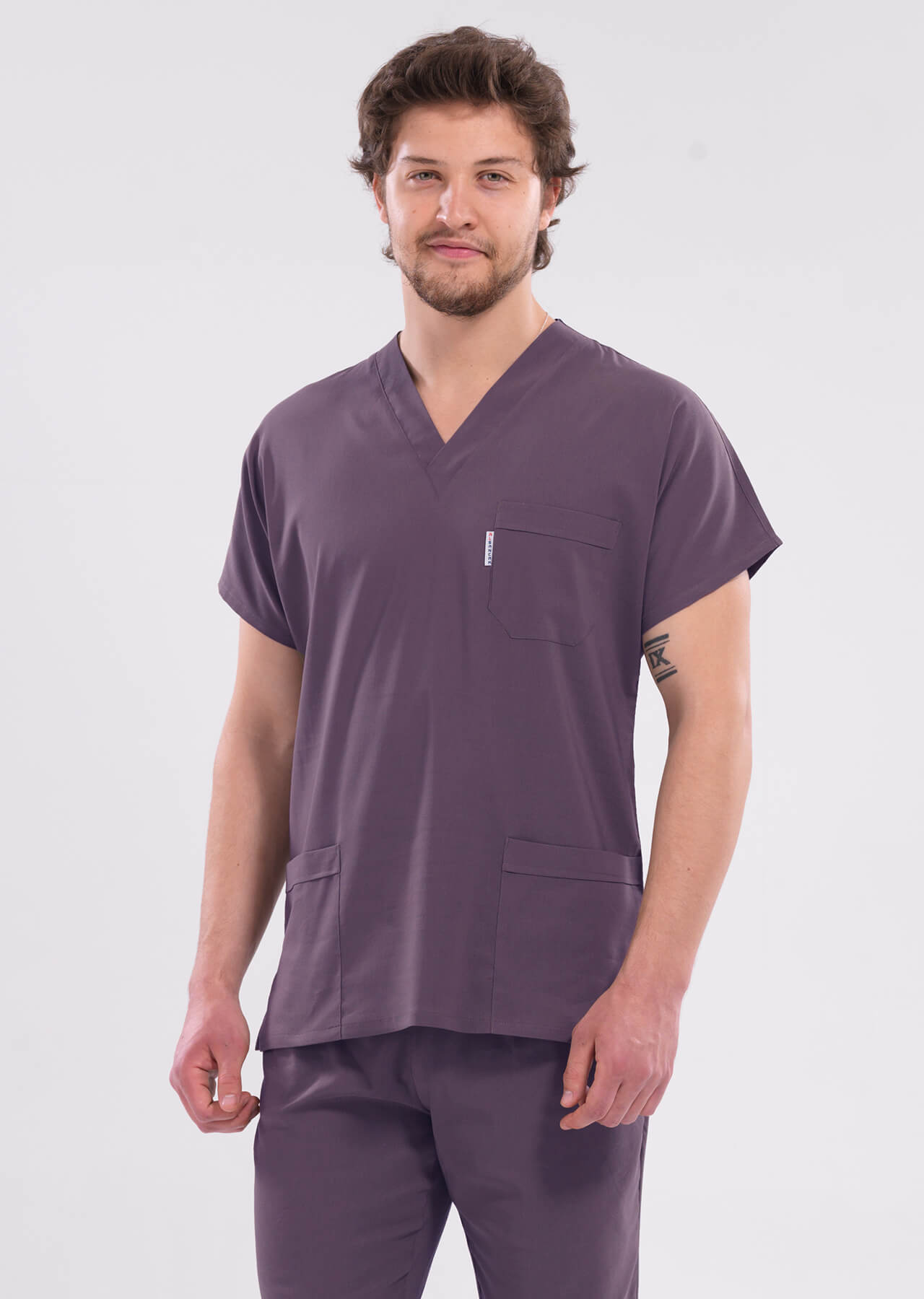 Erkek Mürdüm Likralı İnce Scrubs Doktor Forması Takımı Erkek Mürdüm Likralı İnce Scrubs Doktor Forması Takımı